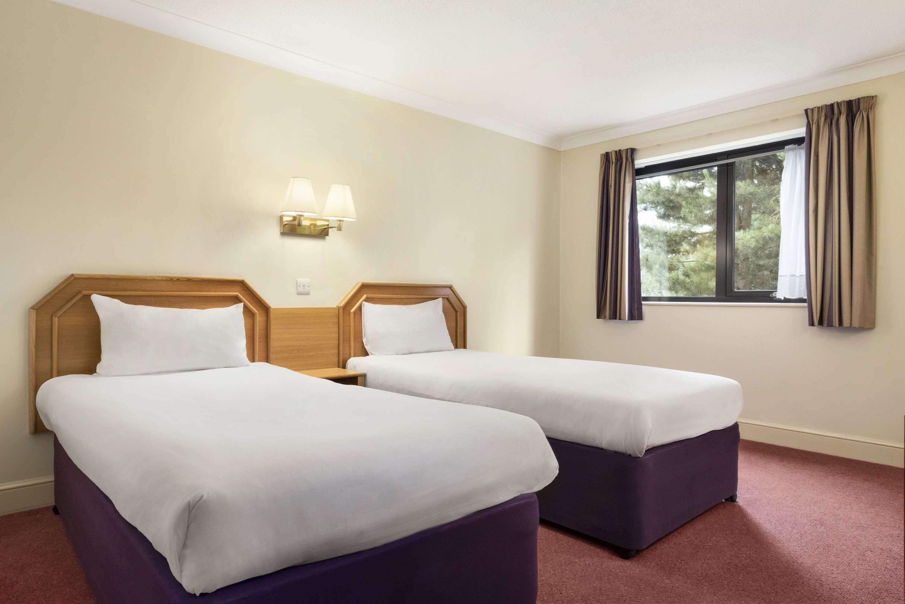 Days Inn Стаффорд Экстерьер фото