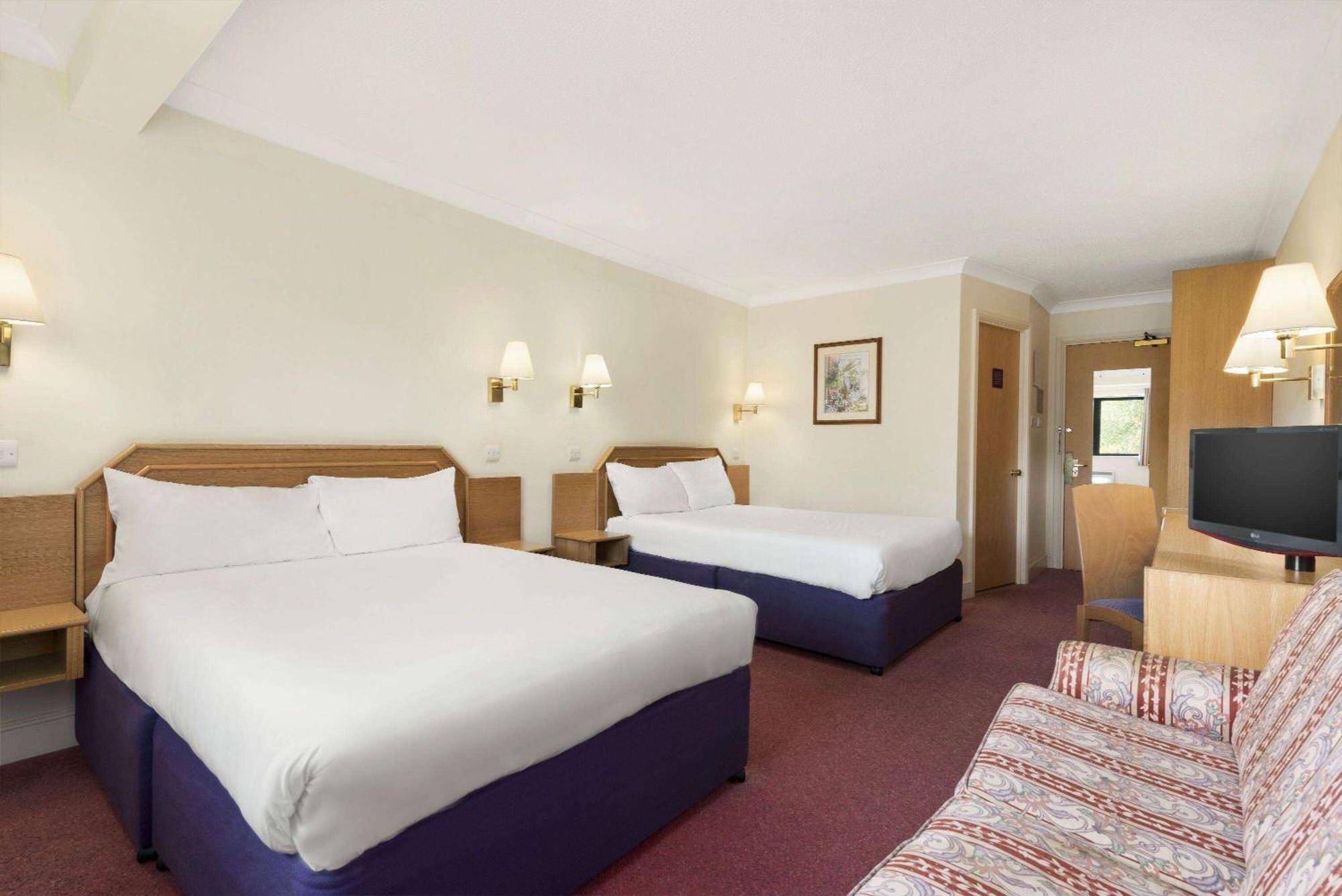 Days Inn Стаффорд Экстерьер фото
