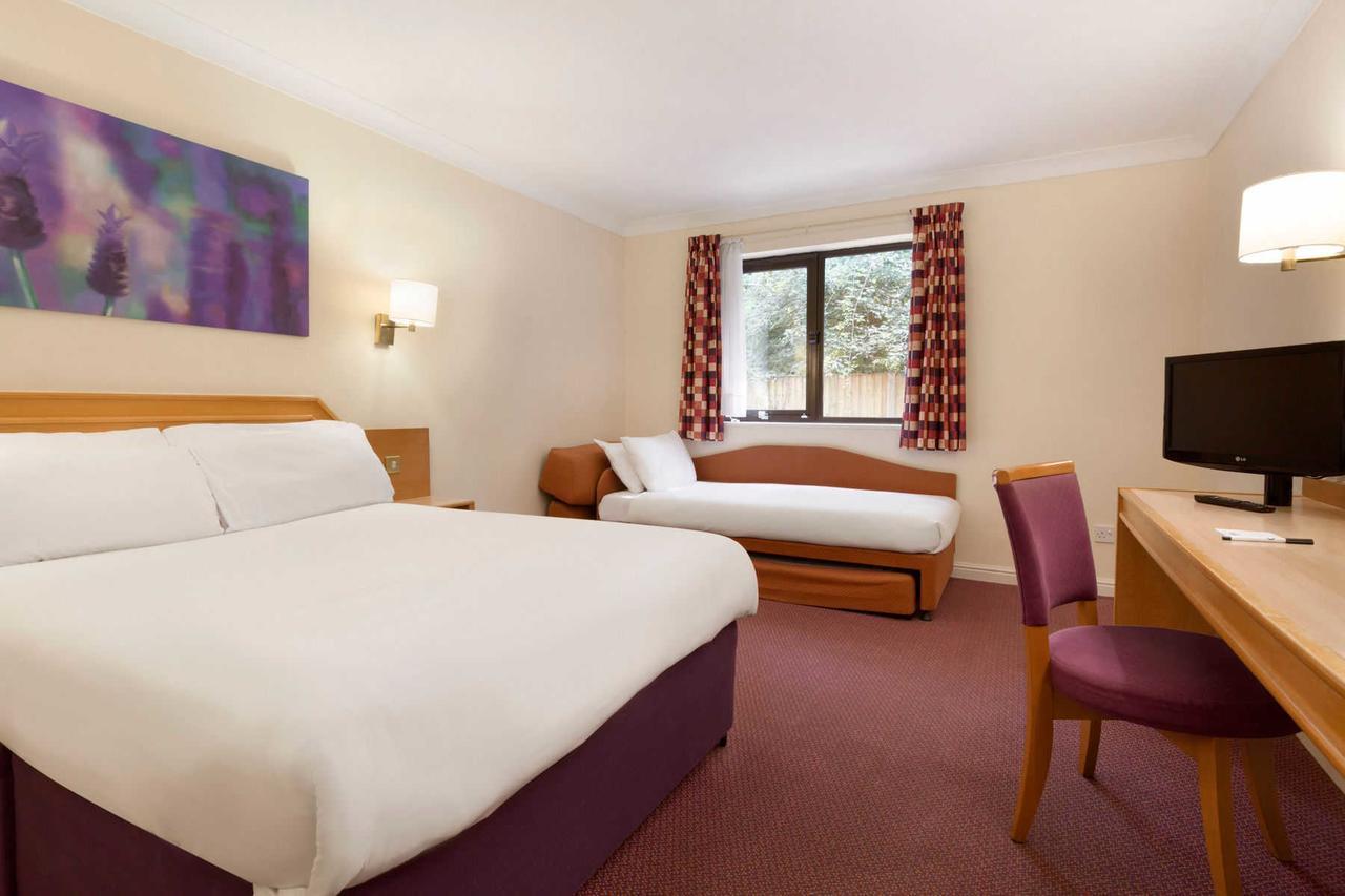 Days Inn Стаффорд Экстерьер фото